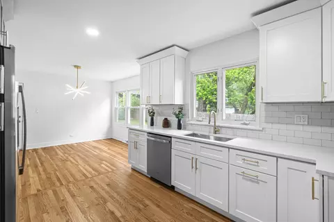 Kitchen - 826 Iris Ln, Naperville, IL 60540 photo 3 of 3