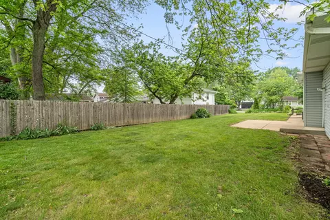 Exterior - 826 Iris Ln, Naperville, IL 60540 photo 4 of 5