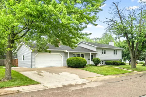 Exterior - 826 Iris Ln, Naperville, IL 60540 photo 5 of 5