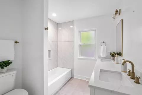 Bath - 826 Iris Ln, Naperville, IL 60540 photo 1 of 2