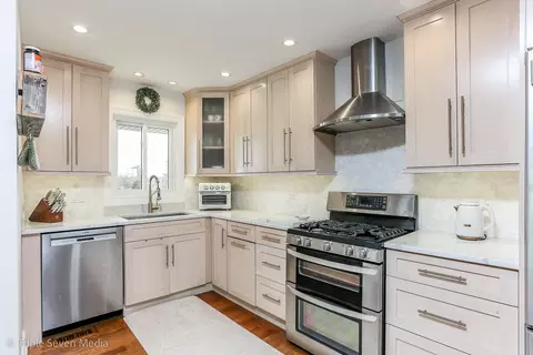Kitchen - 1406 Edgefield Ln, Hoffman Estates, IL 60169 photo 2 of 3