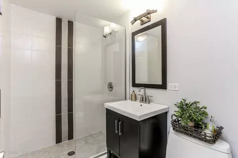 Bath - 1406 Edgefield Ln, Hoffman Estates, IL 60169 photo 5 of 5