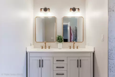 Bath - 1406 Edgefield Ln, Hoffman Estates, IL 60169 photo 1 of 5