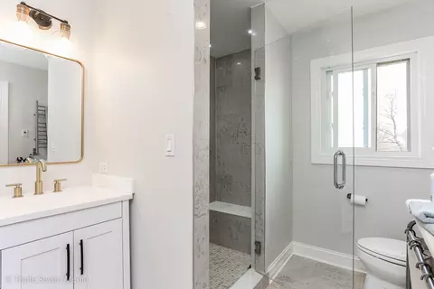 Bath - 1406 Edgefield Ln, Hoffman Estates, IL 60169 photo 2 of 5