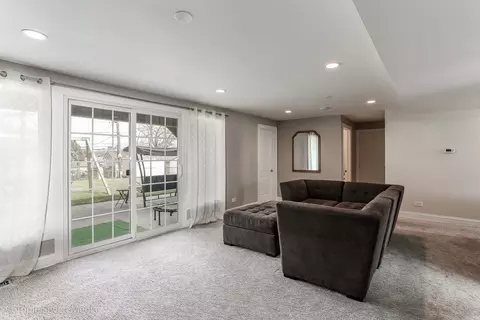 Living - 1406 Edgefield Ln, Hoffman Estates, IL 60169 photo 3 of 3