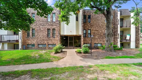 2037 Country Club Dr #4, Woodridge, IL 60517