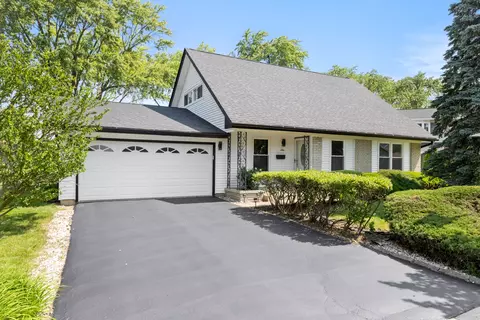 326 Dorchester Ln, Elk Grove Village, IL 60007