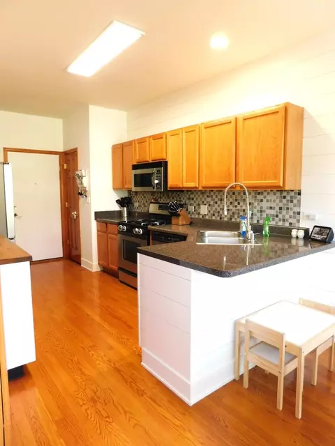 Kitchen - 551 Goodwin Dr, Bolingbrook, IL 60440 photo 2 of 4