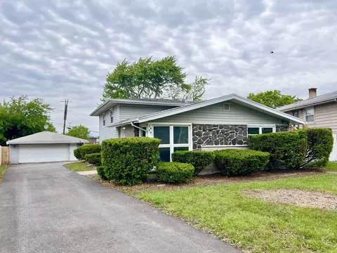 16742 Sunset Ridge Dr, Country Club Hills, IL 60478