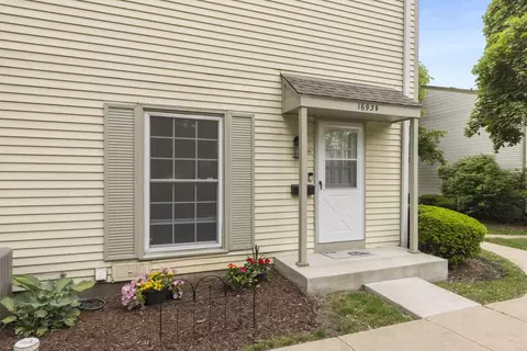 1693 Ashburn Ct #B, Wheaton, IL 60189 photo 2