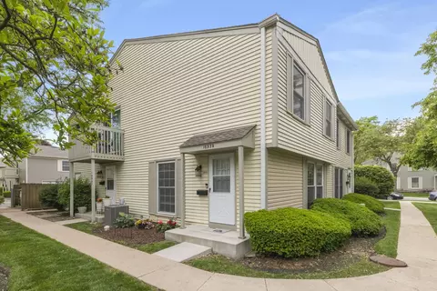 1693 Ashburn Ct #B, Wheaton, IL 60189