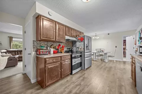 Kitchen - 6514 Silver Lake Rd, Cary, IL 60013 photo 3 of 4