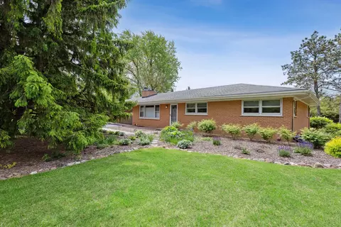 1817 Walnut Cir, Northbrook, IL 60062