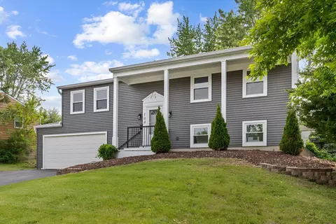 104 N Braintree Dr, Schaumburg, IL 60194