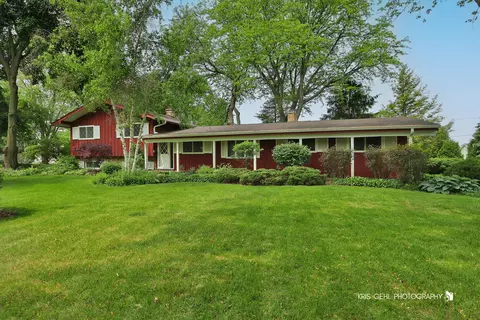 819 N Sharon Dr, Woodstock, IL 60098