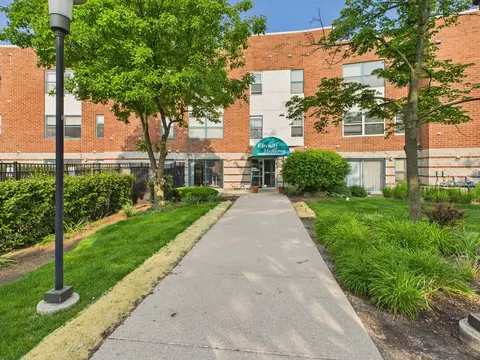 3255 Kirchoff Rd #109, Rolling Meadows, IL 60008