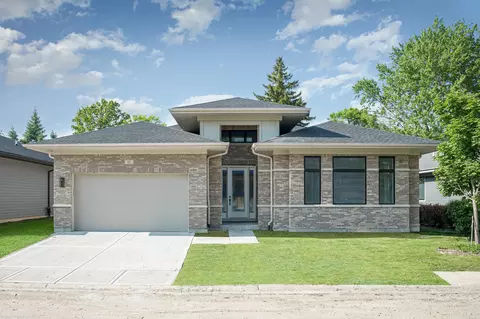 8 Heritage Dr, Highland Park, IL 60035