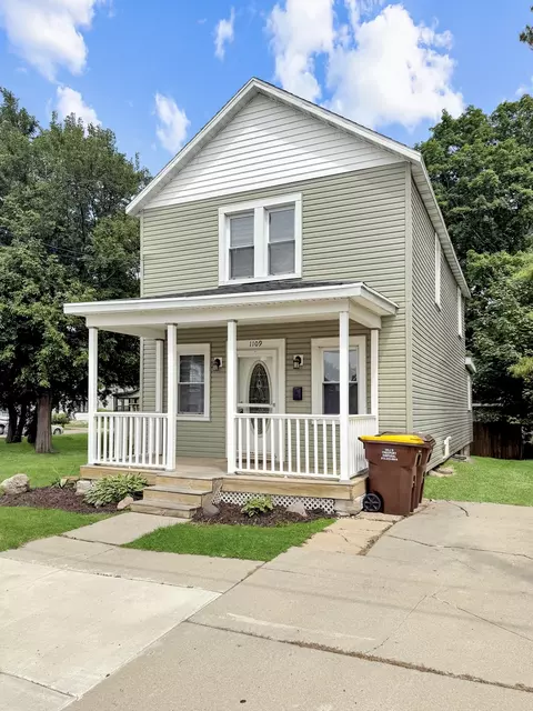1109 S Locust Ave, Freeport, IL 61032