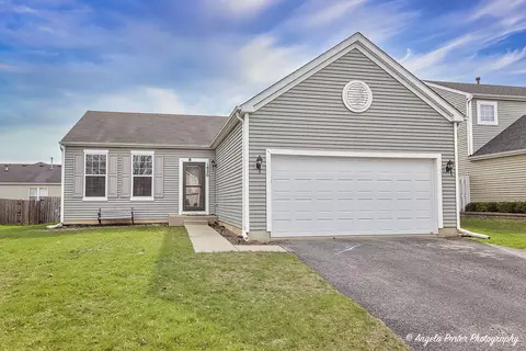 1820 Sebastian Dr, Woodstock, IL 60098