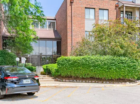 3070 Pheasant Creek Dr #201, Northbrook, IL 60062