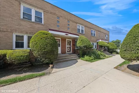 221 S Maple Ave #C, Oak Park, IL 60302