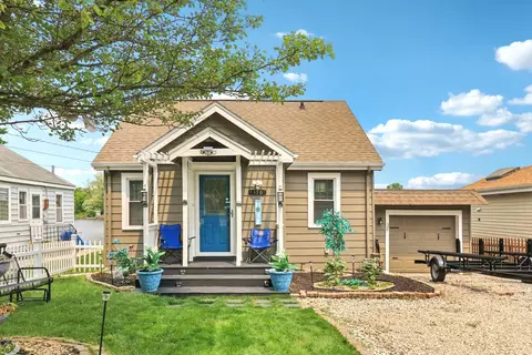 136 S Shore Dr, Island Lake, IL 60042