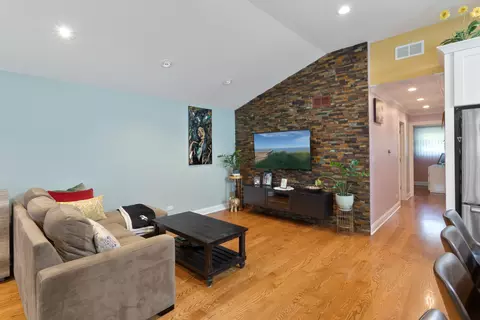 634 Clayton Ln, Des Plaines, IL 60016 photo 2
