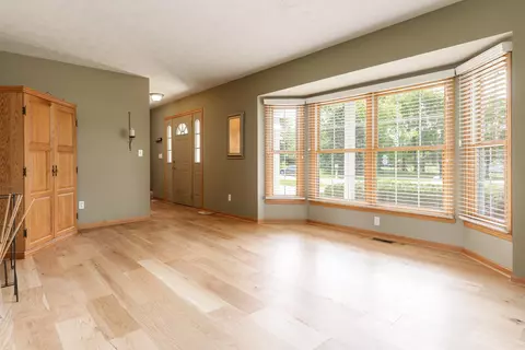 Living - 5804 Targee Trl, Roscoe, IL 61073 photo 2 of 4