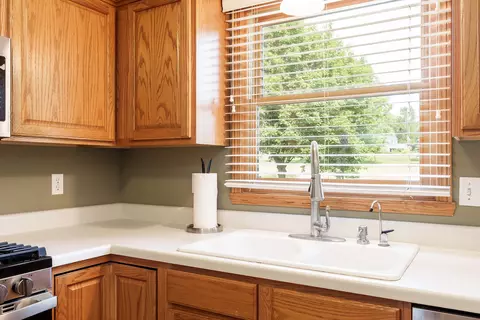 Kitchen - 5804 Targee Trl, Roscoe, IL 61073 photo 3 of 5