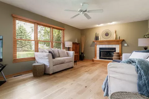 Living - 5804 Targee Trl, Roscoe, IL 61073 photo 3 of 4