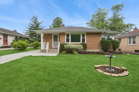 32 N Illinois Ave, Villa Park, IL 60181
