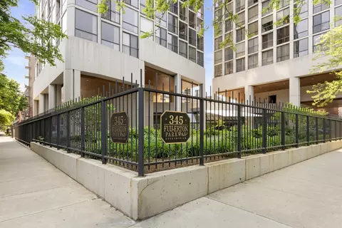 345 W Fullerton Pkwy #402, Chicago, IL 60614