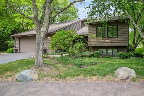 6 Lakewood Cir, Saint Charles, IL 60174