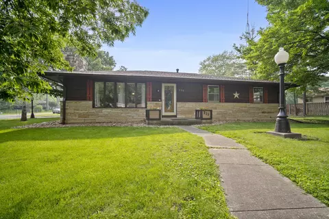 211 S East St, Hudson, IL 61748