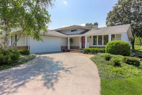 211 James Dr, Westmont, IL 60559