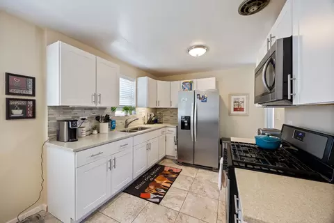 Kitchen - 1546 N Lee Blvd, Berkeley, IL 60163 photo 2 of 4