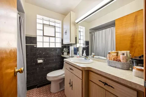 Bath - 1546 N Lee Blvd, Berkeley, IL 60163 photo 1 of 1