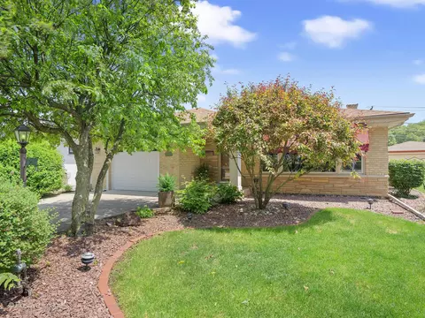 941 Meadowcrest Rd, La Grange Park, IL 60526