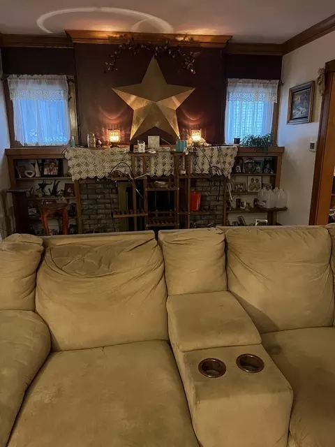 Living - 316 E Jefferson St, Freeport, IL 61032 photo 1 of 3