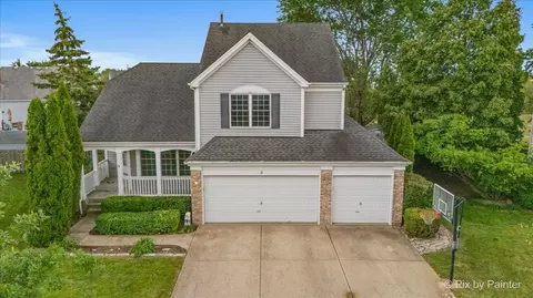 8 Monarch Ct, Lake In The Hills, IL 60156