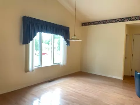2828 Emerald Dr, Ottawa, IL 61350 photo 4
