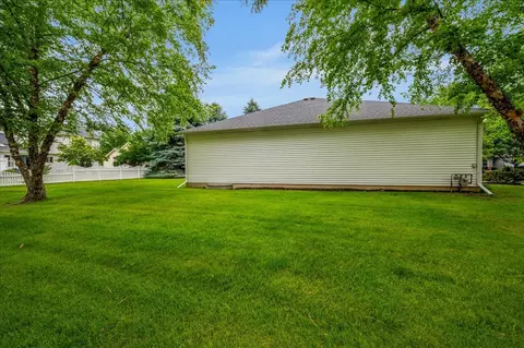 Exterior - 249 Spring Ct, North Aurora, IL 60542 photo 3 of 4