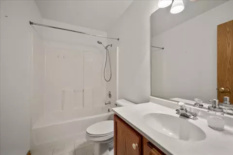Bath - 249 Spring Ct, North Aurora, IL 60542 photo 3 of 4