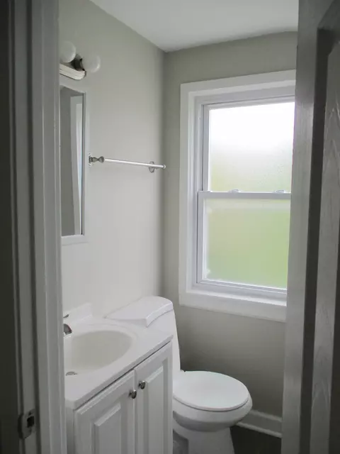 Bath - 2333 S 20th Ave, Broadview, IL 60155 photo 2 of 3