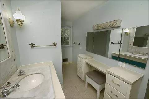 Bath - 610 E Main St, Ottawa, IL 61350 photo 3 of 4