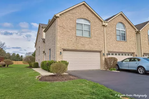 5832 Fieldstone Trl, Mchenry, IL 60050