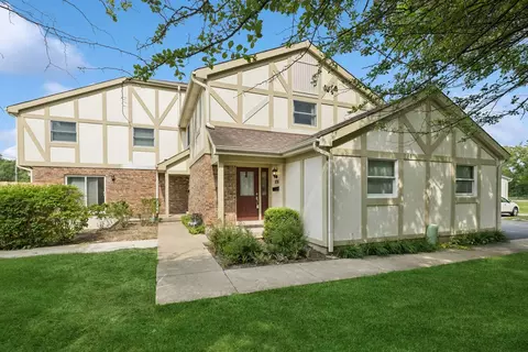 830 E Hillside Ave #830, Barrington, IL 60010