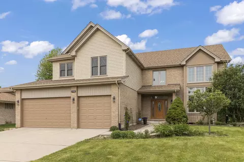 8220 Paddington Rd, Woodridge, IL 60517