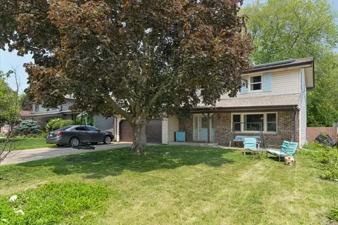 391 Northgate Rd, Lindenhurst, IL 60046 photo 2