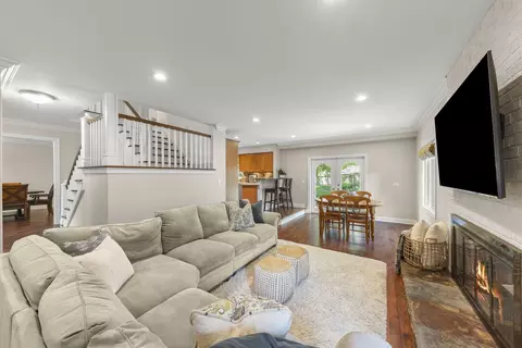 389 Pearson Cir, Naperville, IL 60563 photo 3